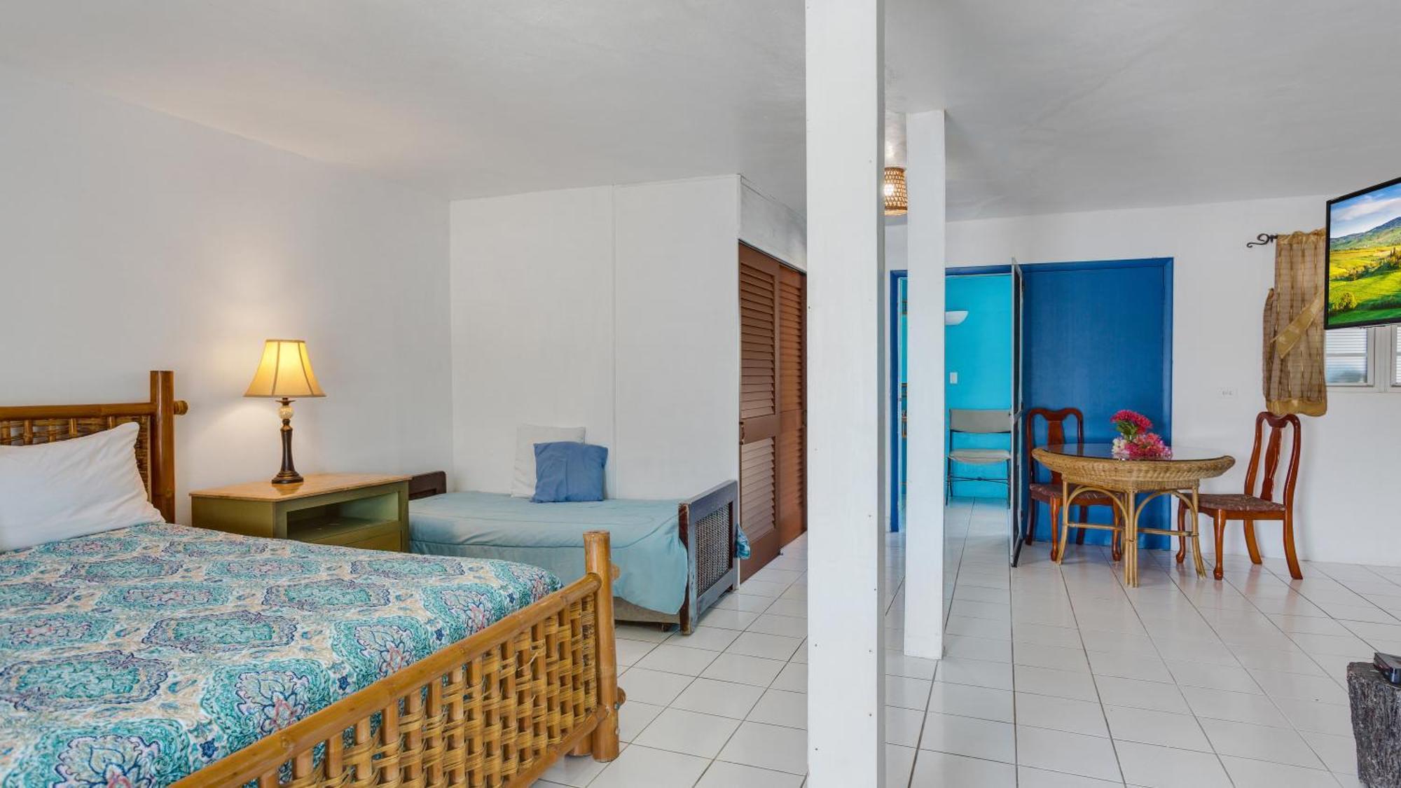 Edwards Guesthouse Sandy Ground Village エクステリア 写真
