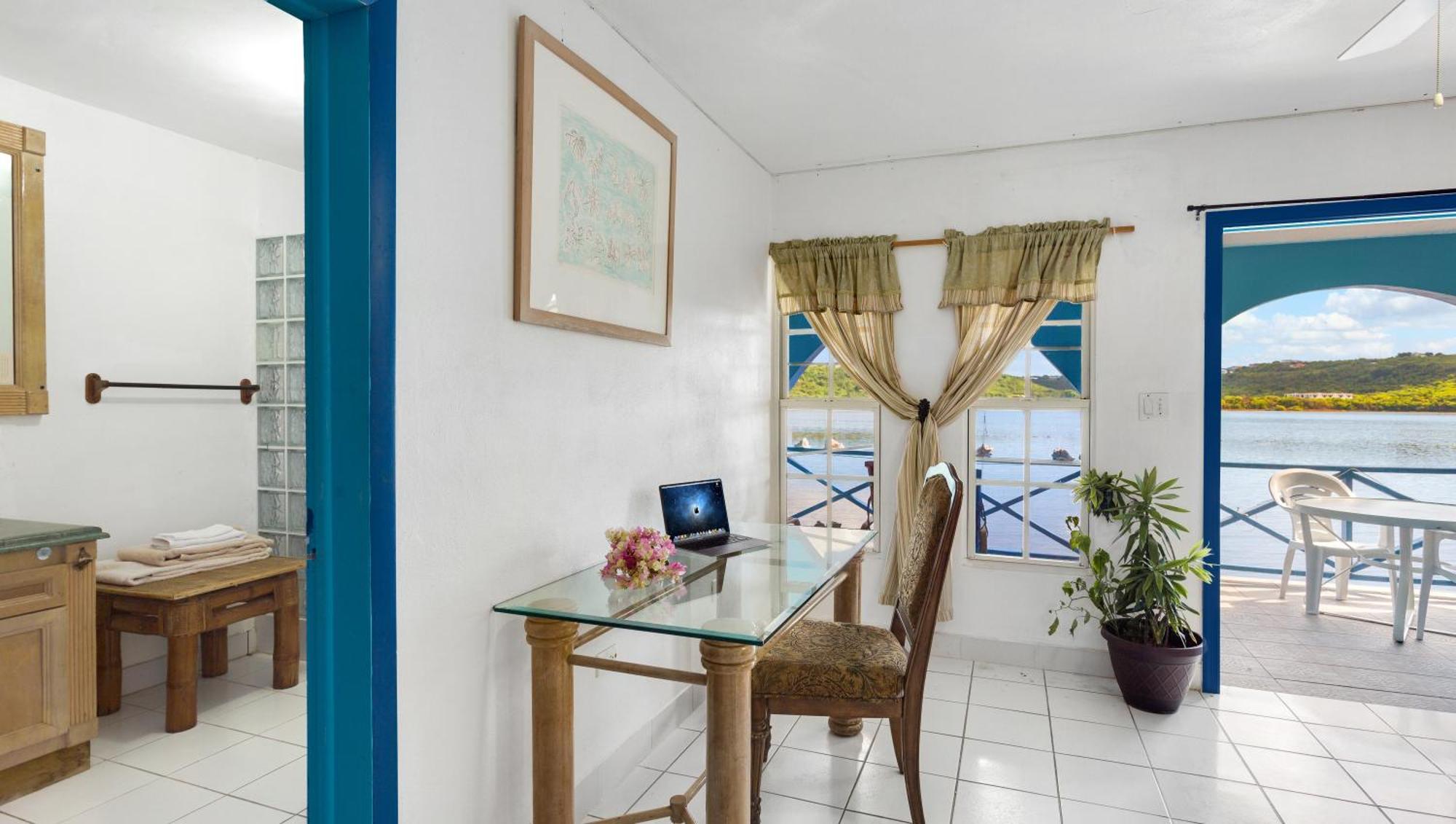 Edwards Guesthouse Sandy Ground Village エクステリア 写真